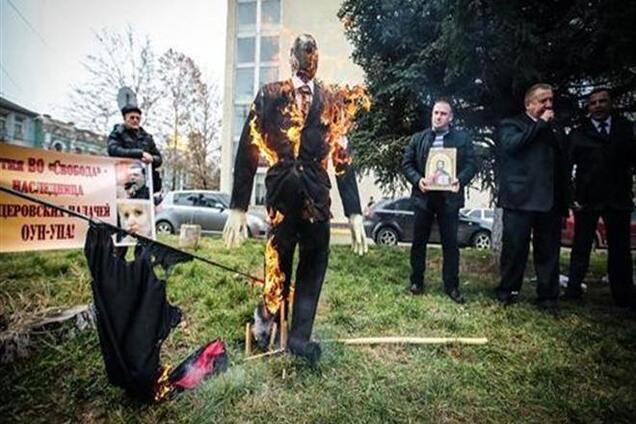 В Крыму сожгли чучело Бандеры
