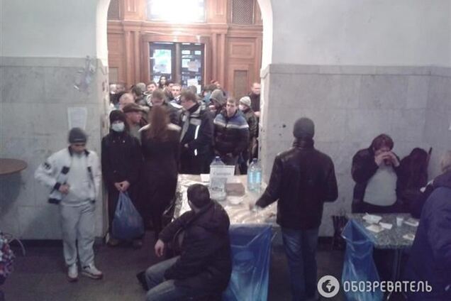 Евромайдановцы не пустили на работу сотрудников КГГА, применив слезоточивый газ