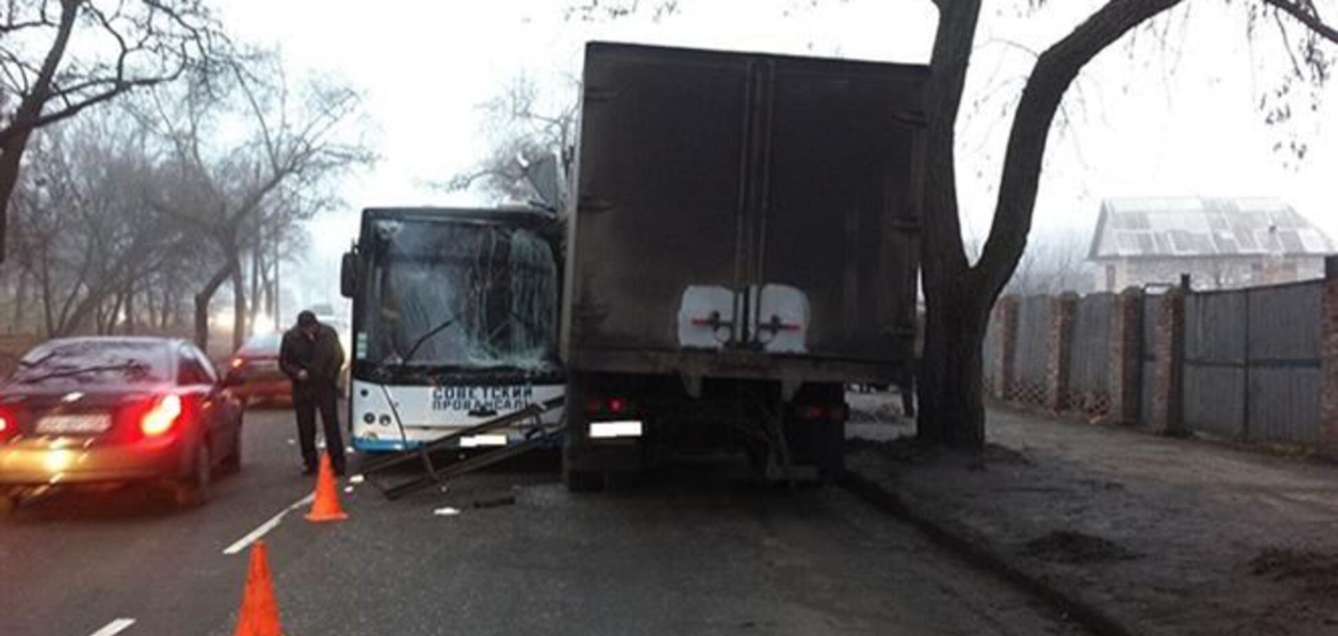 В Донецке автобус на встречке въехал в грузовик: есть пострадавшие