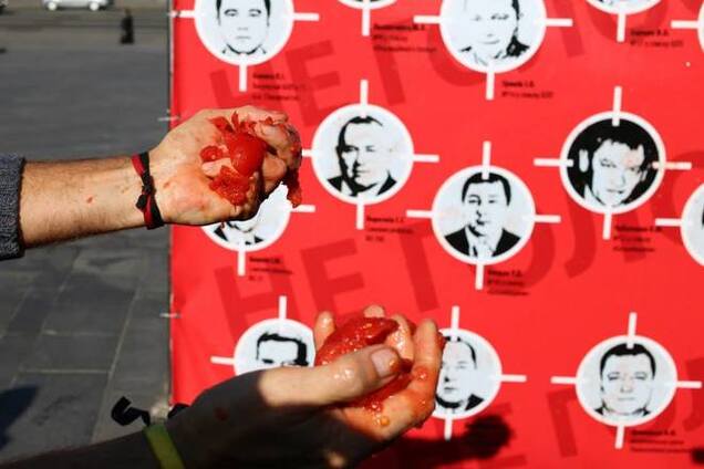 В Киеве фотографии депутатов забросали помидорами