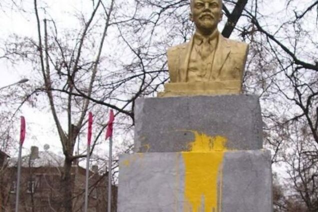 Власти Северодонецка снесли бюст Ленина