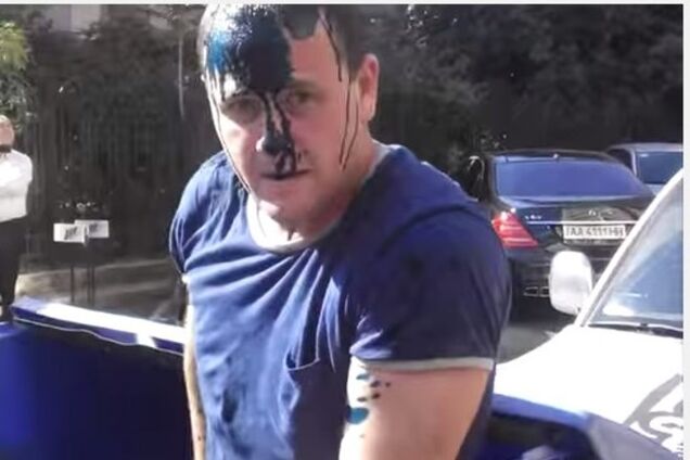 Появилось видео 'мусорной люстрации' и 'купания в зеленке' самозванца в Одессе