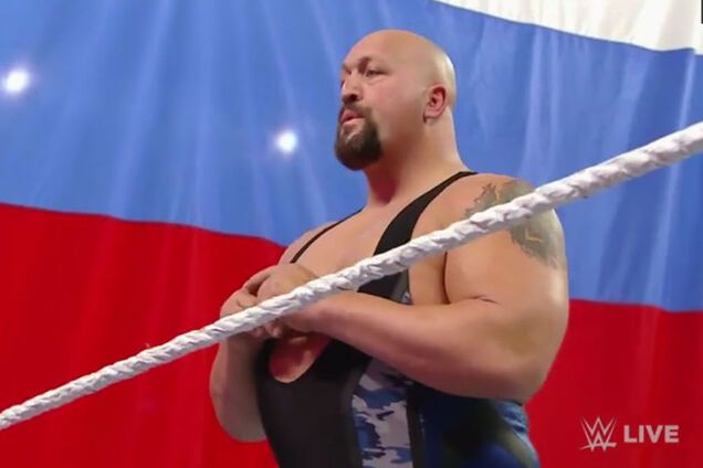 В сети появилось видео, как американский рестлер поглумился над российским флагом