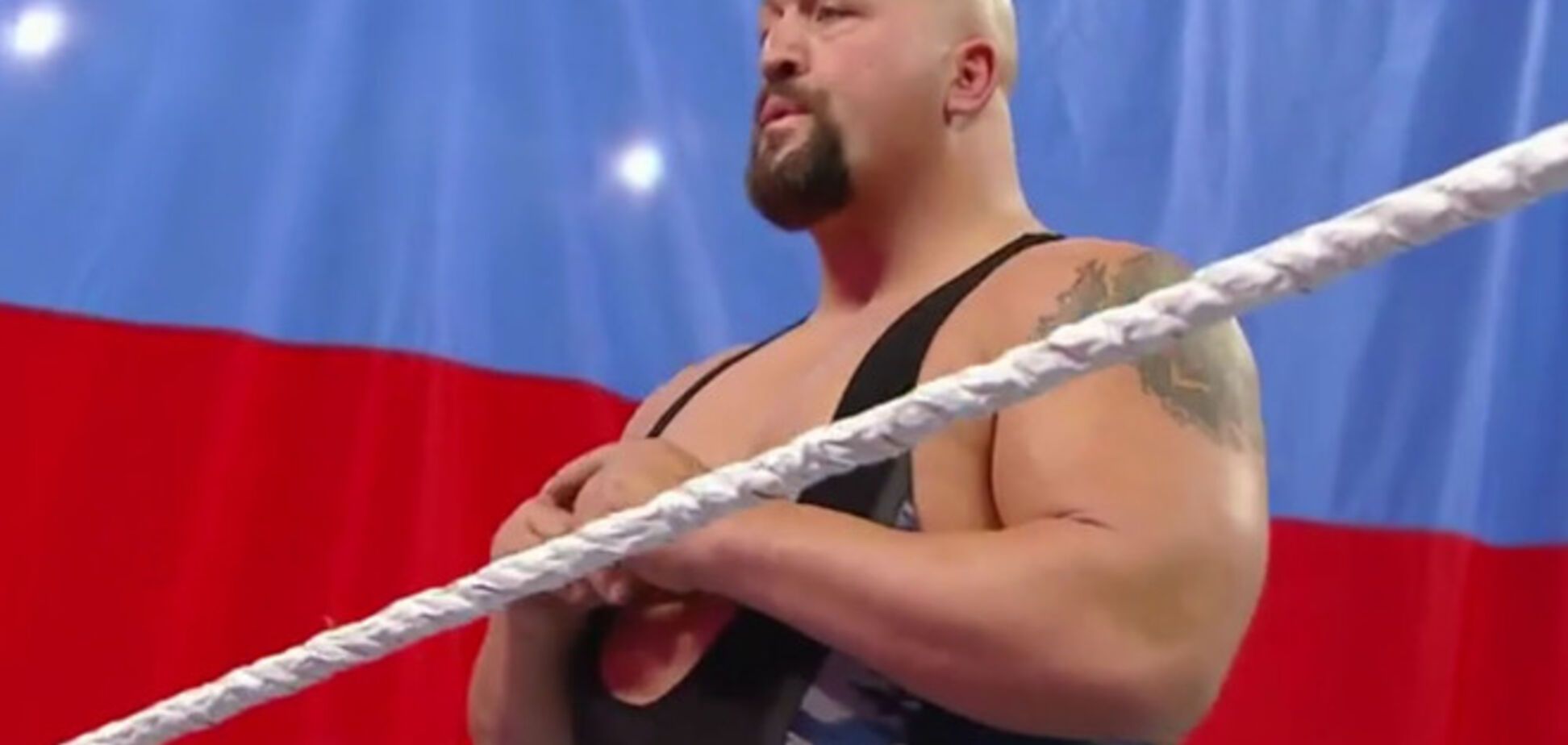 В сети появилось видео, как американский рестлер поглумился над российским флагом