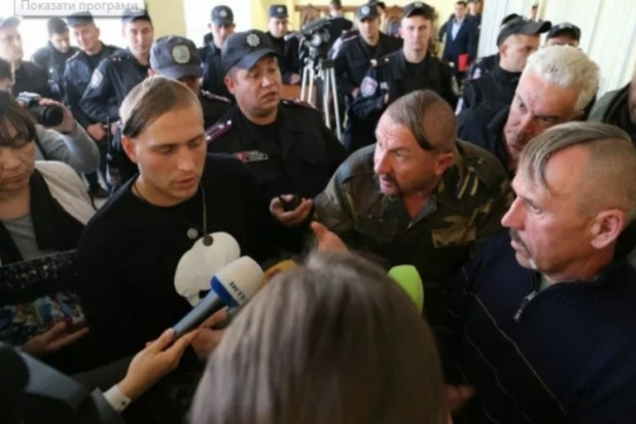 Беркутовцы и майдановцы устроили массовую драку под судом