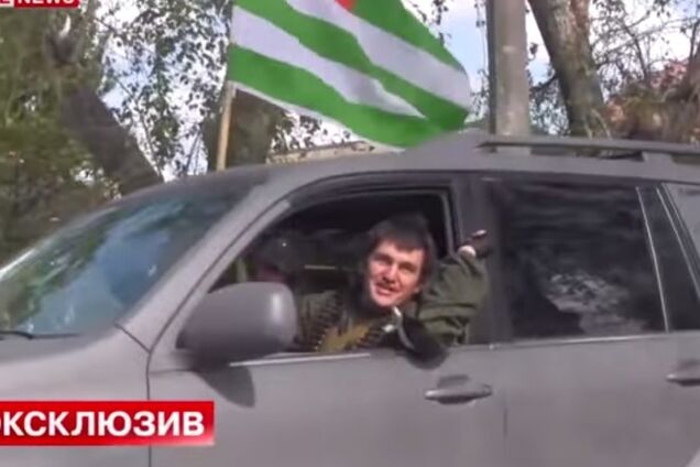 'Русский мир' в Донецке: появилось видео, как осетины и абхазцы хвастаются 'отжатыми' у украинцев машинами