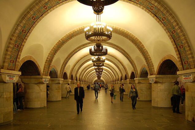 В киевском метро из-за поломки поезда было остановлено движение в сторону 'Золотых ворот'