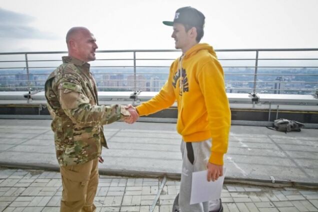 Руфер Мустанг продал кроссовки, в которых разрисовал звезду в Москве