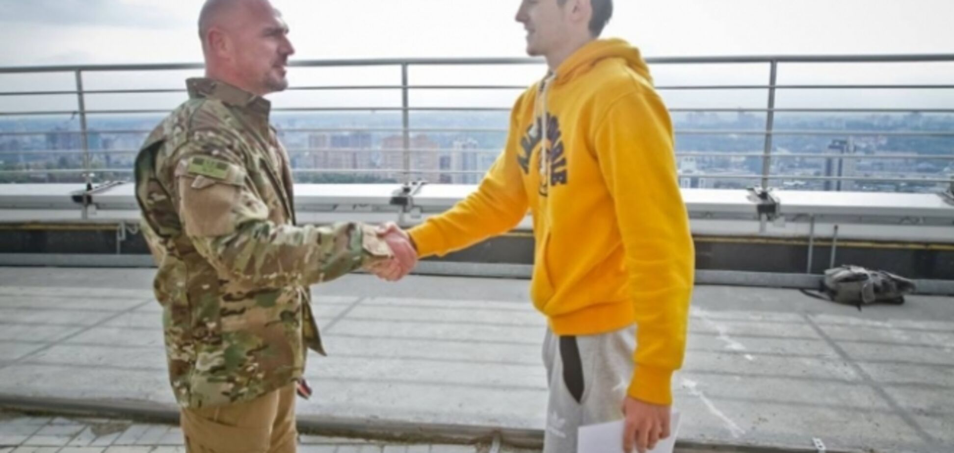 Руфер Мустанг продал кроссовки, в которых разрисовал звезду в Москве