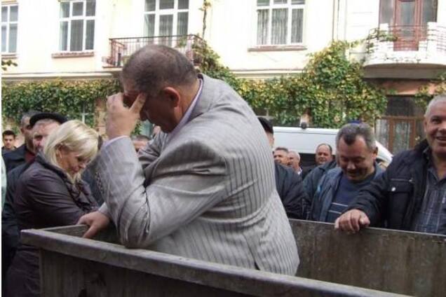 Черновицкие медики устроили 'мусорную люстрацию' своему шефу. Видеофакт