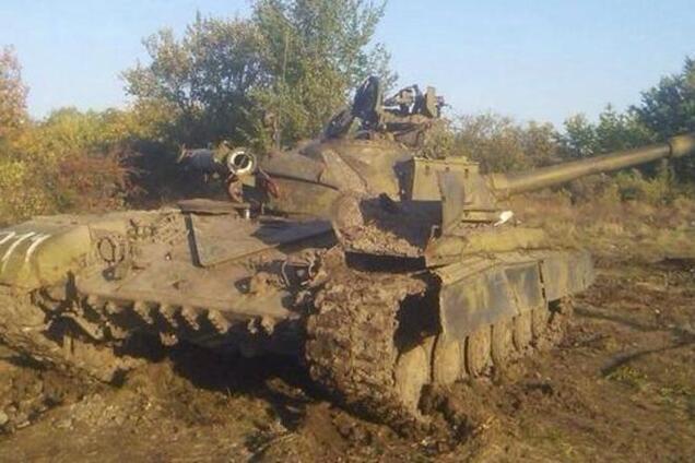 Появились фото подбитого во время штурма донецкого аэропорта танка оккупантов