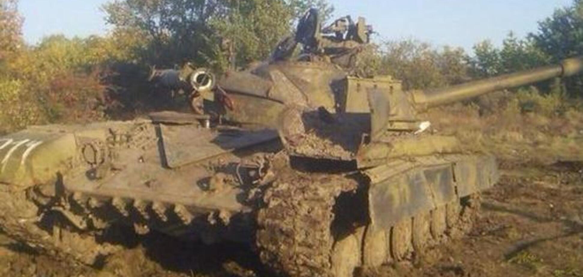 З'явилися фото підбитого під час штурму донецького аеропорту танка окупантів