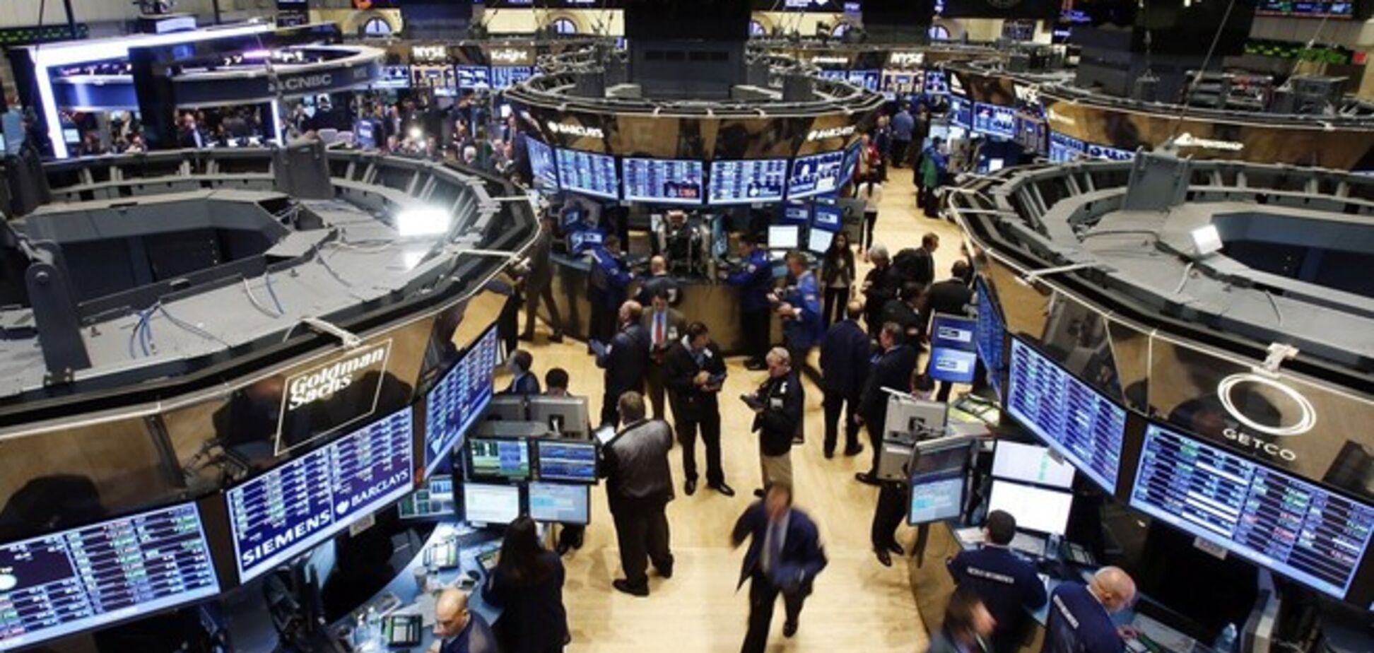 На биржах в Лондоне и Нью-Йорке резко упала цена на нефть