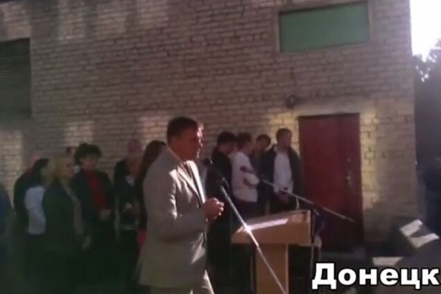В Донецке директор школы осмелился начать учебный год с выступления на украинском языке. Видеофакт