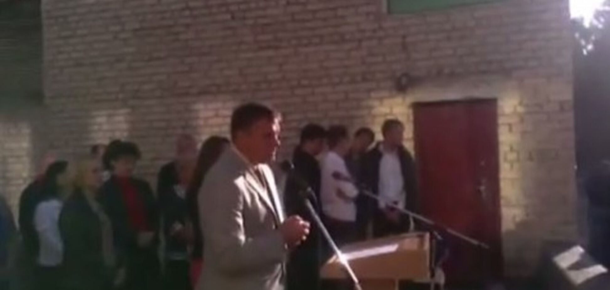 В Донецке директор школы осмелился начать учебный год с выступления на украинском языке. Видеофакт