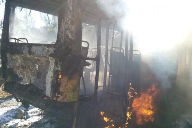 Появились фото и видео обстрелянных террористами в Донецке школы и маршрутки