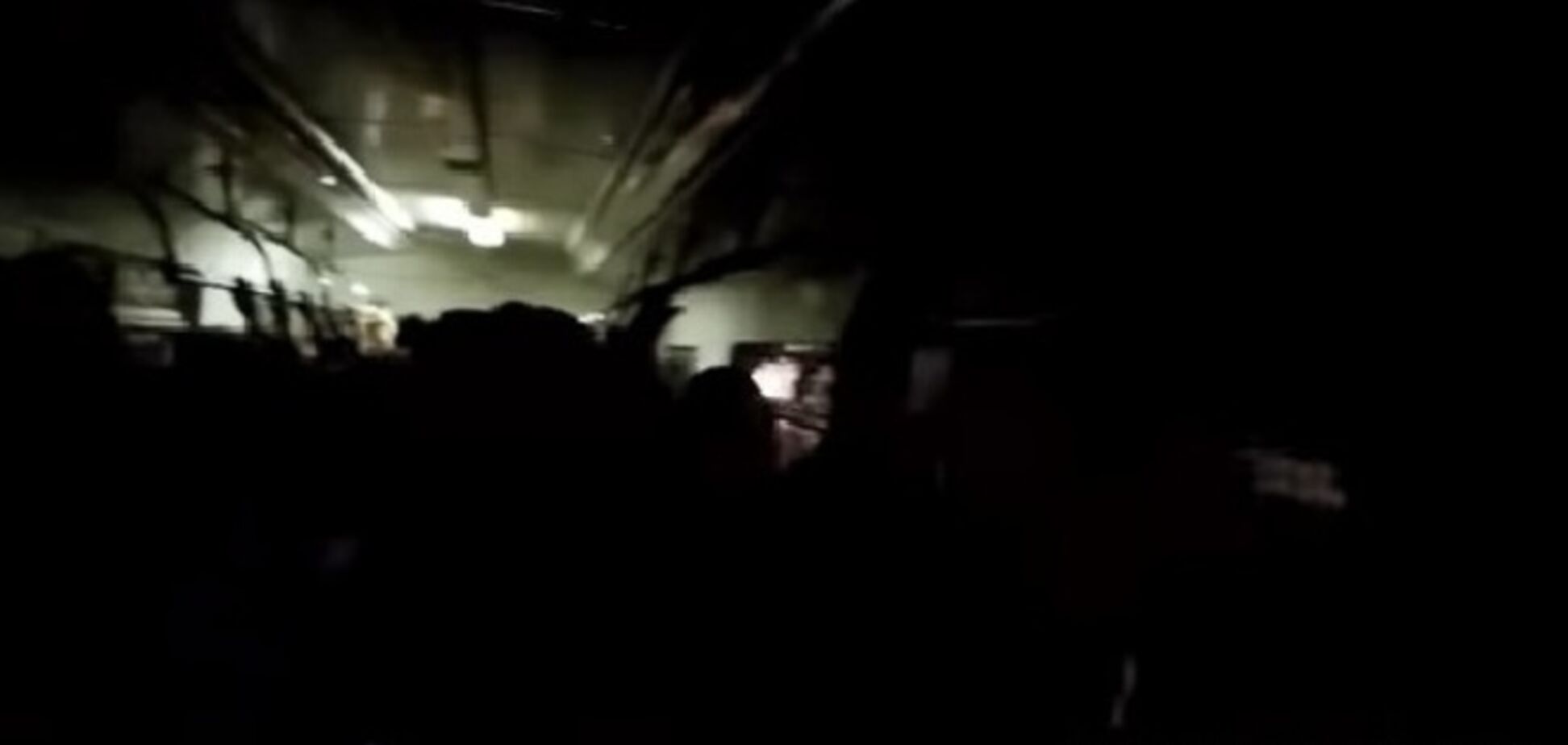 Видеофакт: переполненные вагоны киевского метро возят пассажиров без света 
