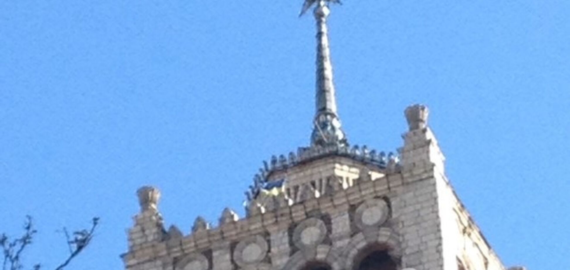 Фотофакт: На зірці висотки на Хрещатику висить український прапор