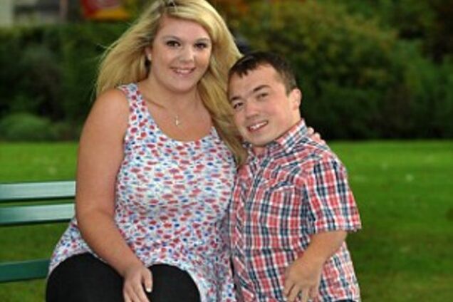 Трогательная история любви карлика и высокой блондинки