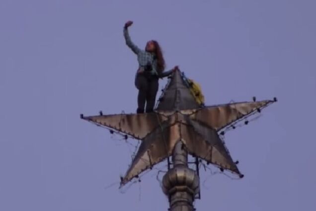 В сети появилось видео с девушкой, которая вывесила флаг ...