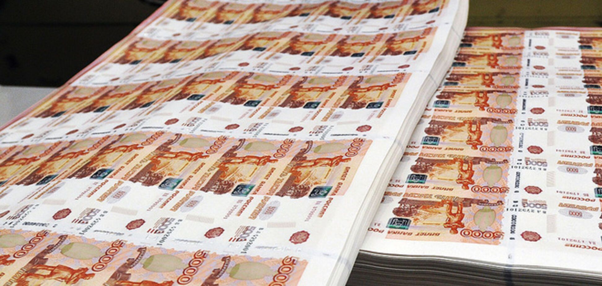 Російський рубль продовжує падати в ціні через санкції і дешеву нафту