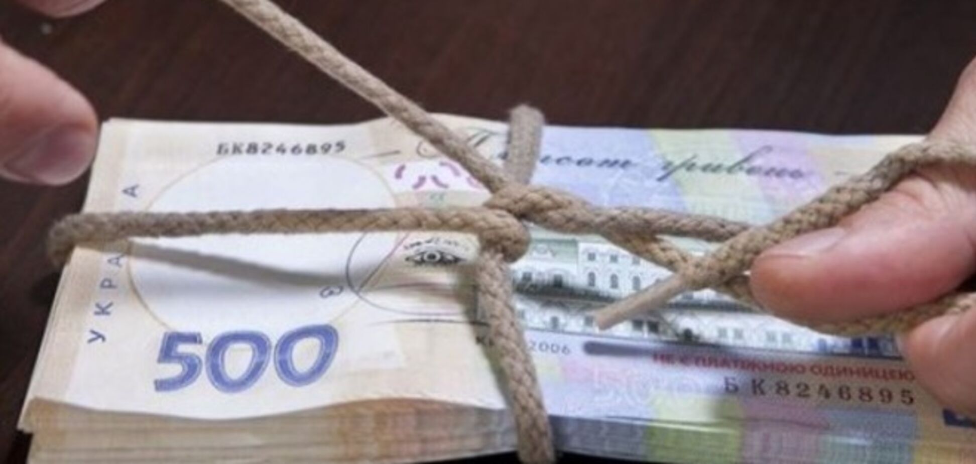 Бойко утверждает, что врачей и учителей заставляют переходить на сниженную зарплату