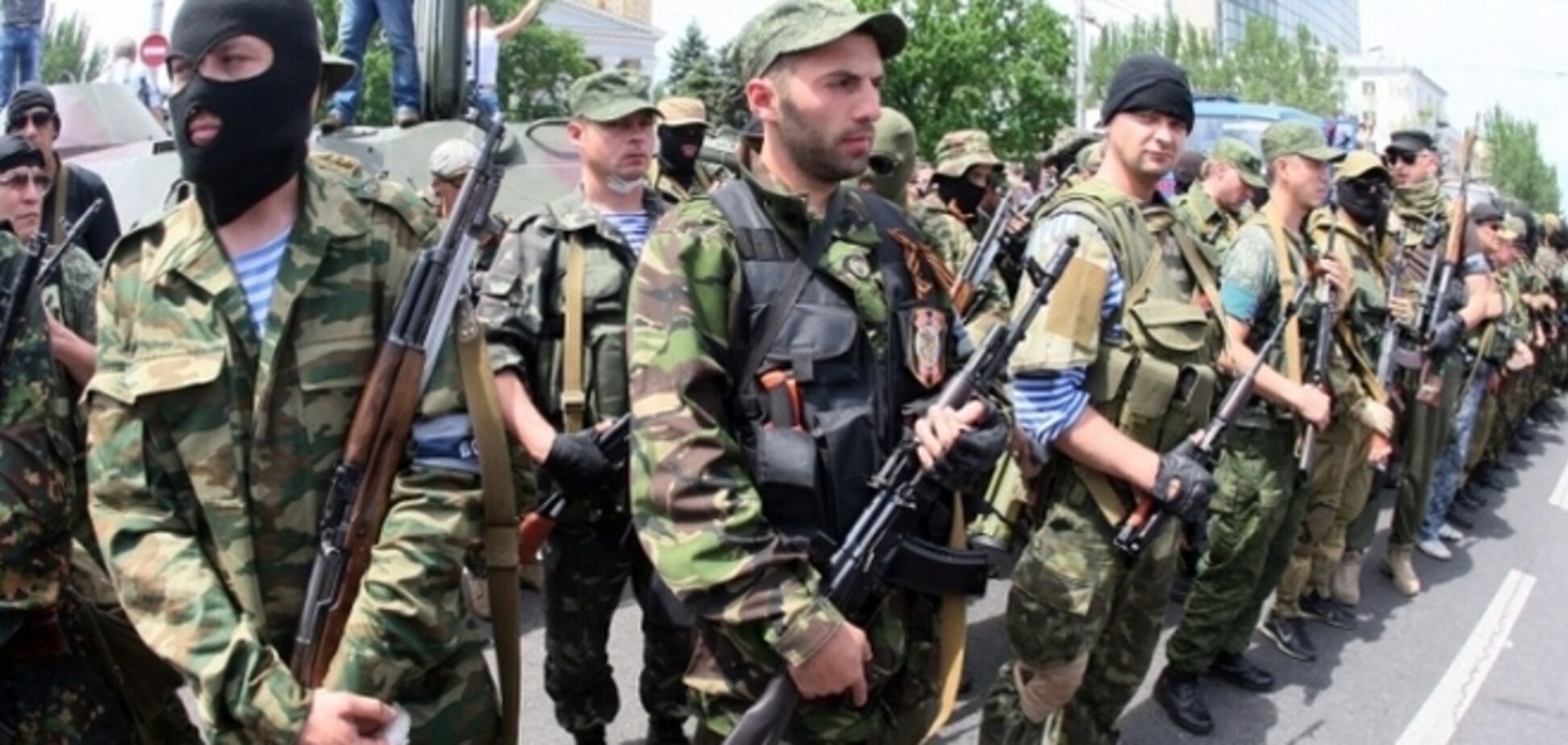 Террористы под угрозой расстрела заставляют местных жителей присягать на верность 'ЛНР'