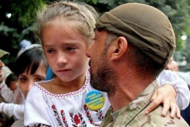 Плачет дочка солдата не зря. Знает она – папу могут убить на войне