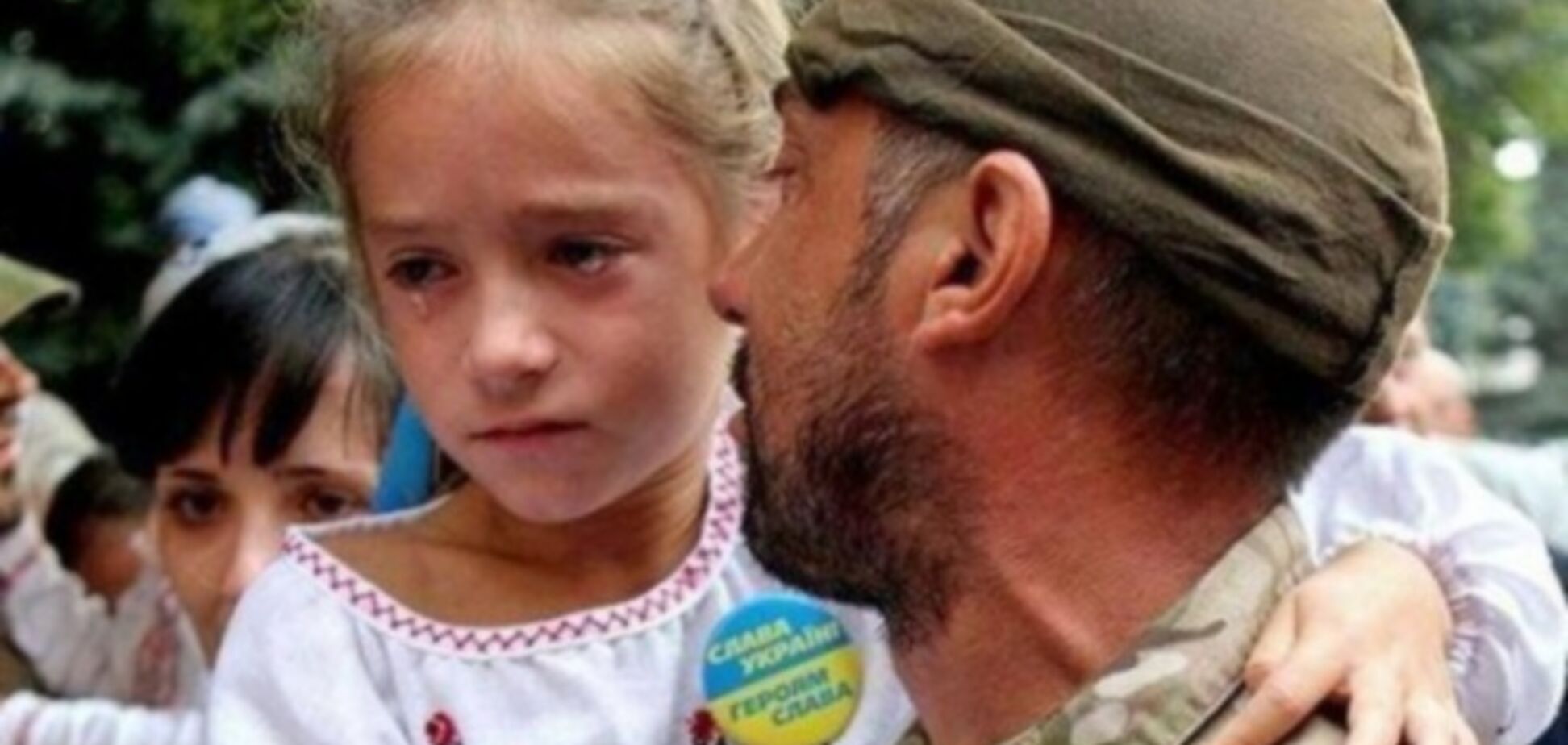Плачет дочка солдата не зря.  Знает она – папу могут убить на войне