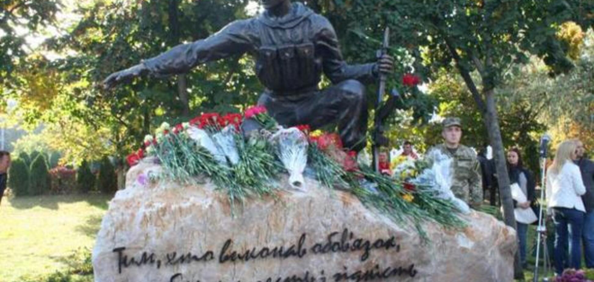 В Киеве установили памятник воинам-патриотам
