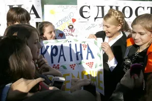 Тимошенко в Сумах встретилась с участниками детского городского конкурса рисунка на асфальте