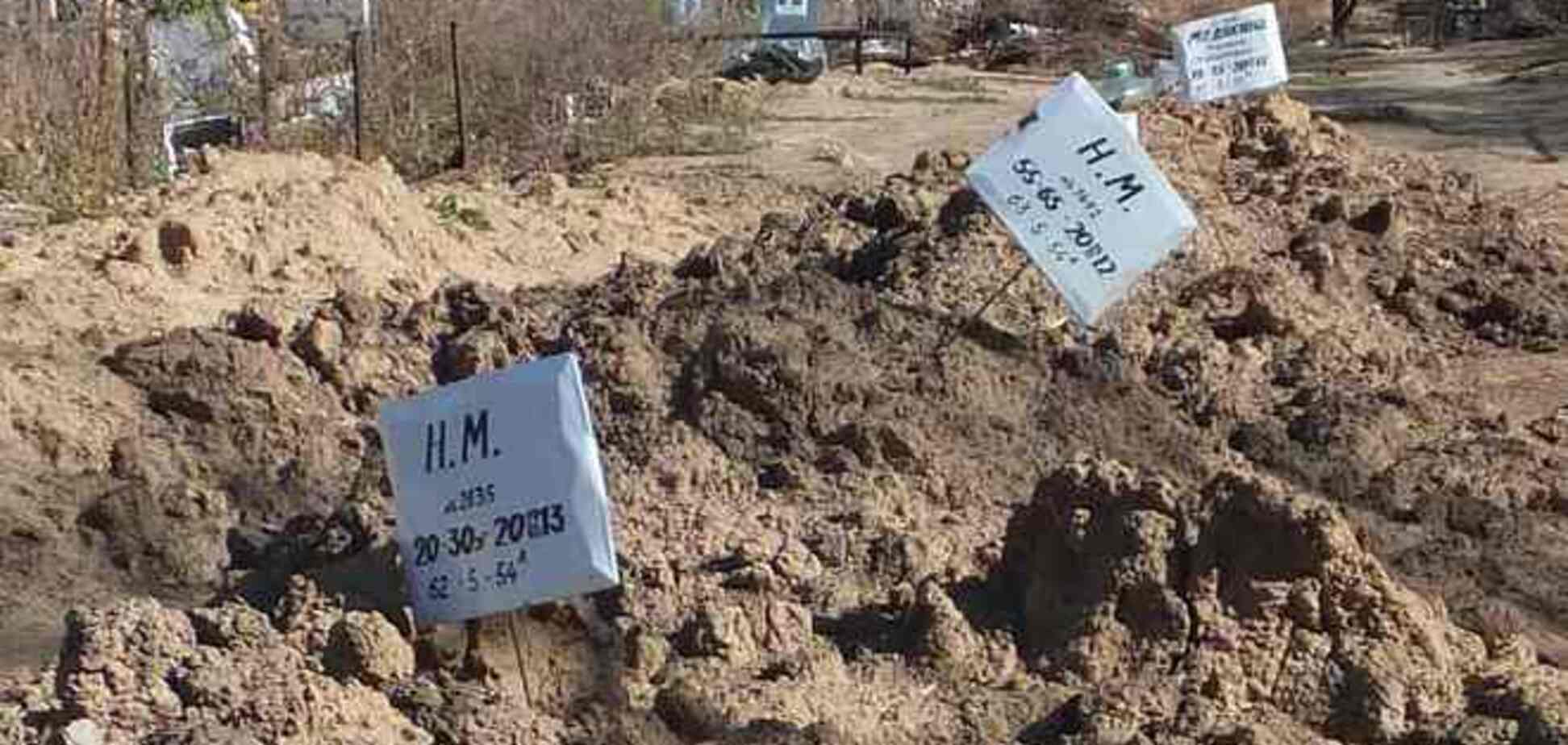 На ростовском кладбище обнаружены три ряда свежих могил с датой смерти лето-осень 2014 - фотофакт
