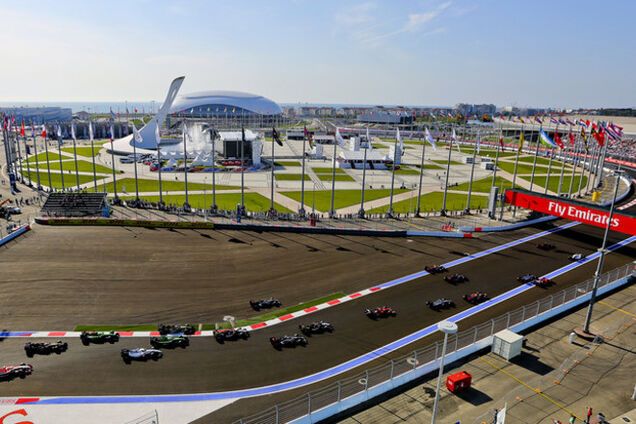 Дебютное Гран-при России выиграл пилот 'Мерседеса'