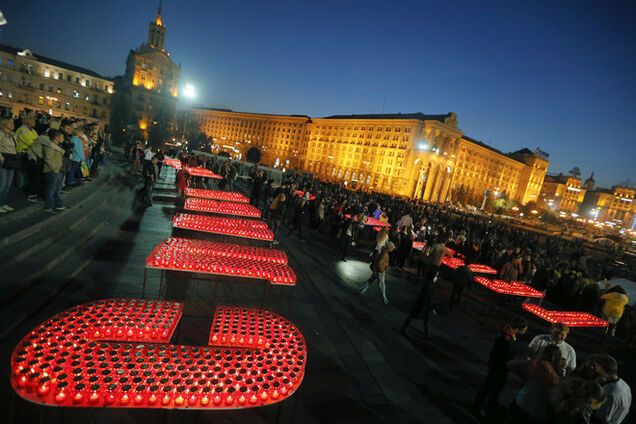 На Майдане зажгли тысячи свечей в память о погибших героях: опубликованы фото