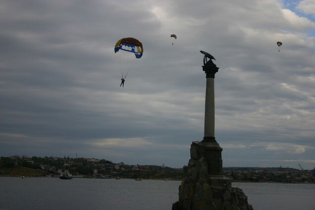 В Севастополе девушка, впервые прыгнув с парашютом, разбилась насмерть