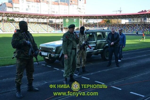 Футболисты клуба Первой лиги подарили джип бойцам АТО