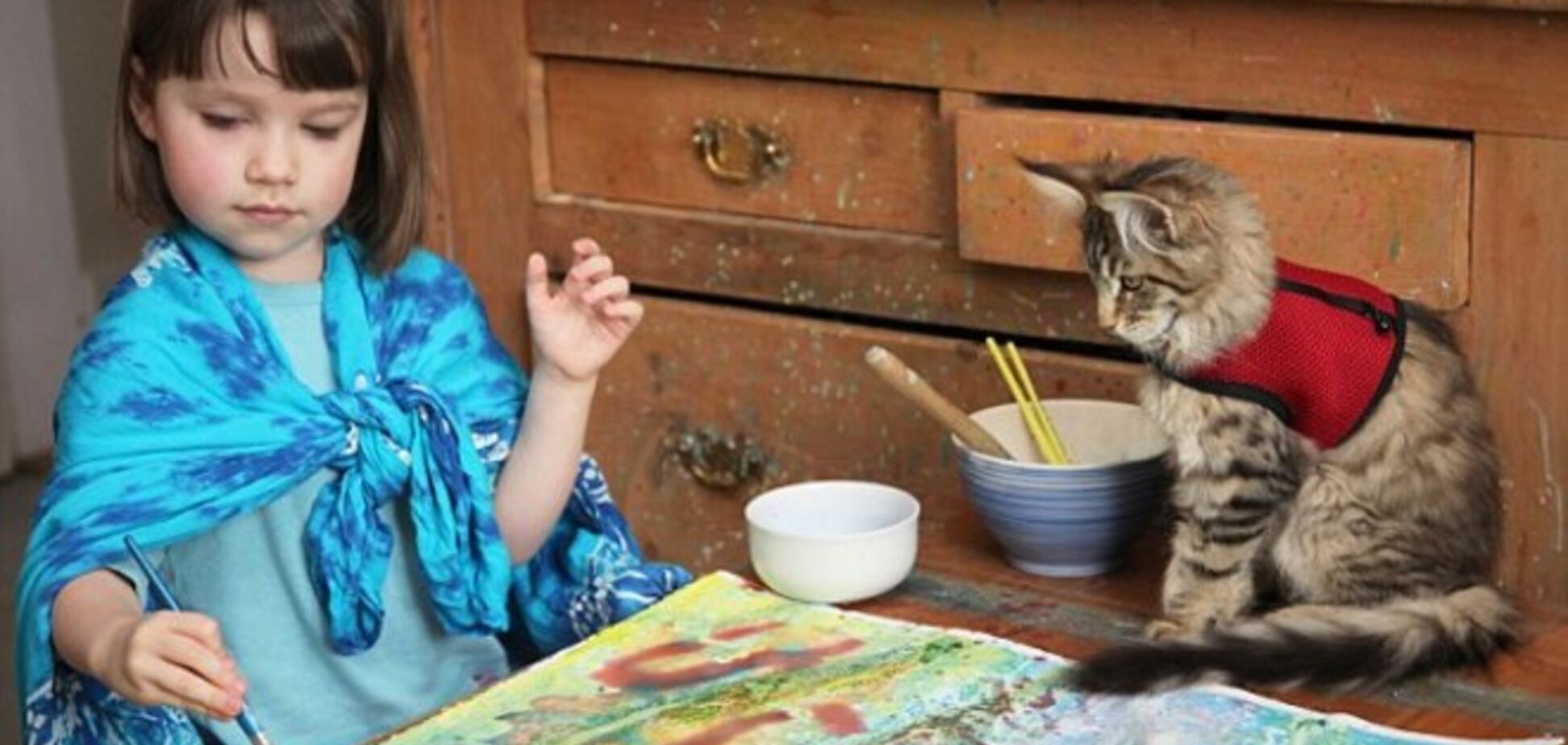 Кошка вдохновила 5-летнюю девочку-аутиста писать невероятные картины