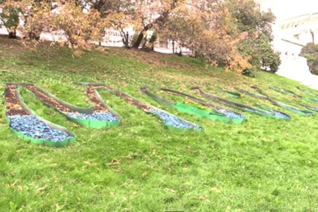 Курьезный случай в российской столице: рабочие покрасили 'Москву' в цвета украинского флага