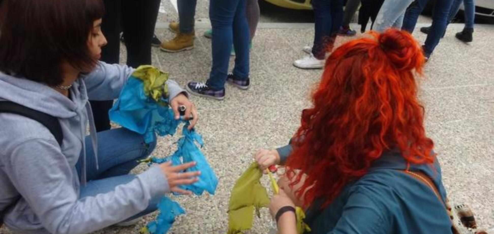 В Испании россияне под крики 'фашисты' сожгли украинский флаг: опубликованы фото