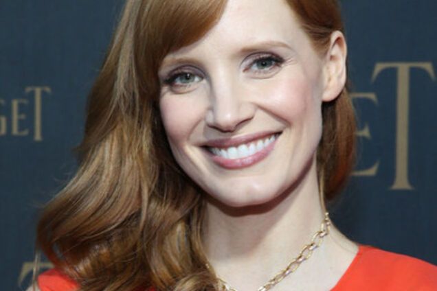 Джессика Честейн: красное платье, розовые туфли