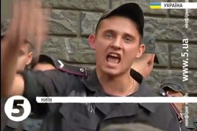 В сети появилось видео, как солдаты-срочники требовали 'дембеля' под АП