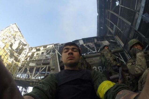 Сеть порвало селфи украинского бойца на фоне донецкого аэропорта