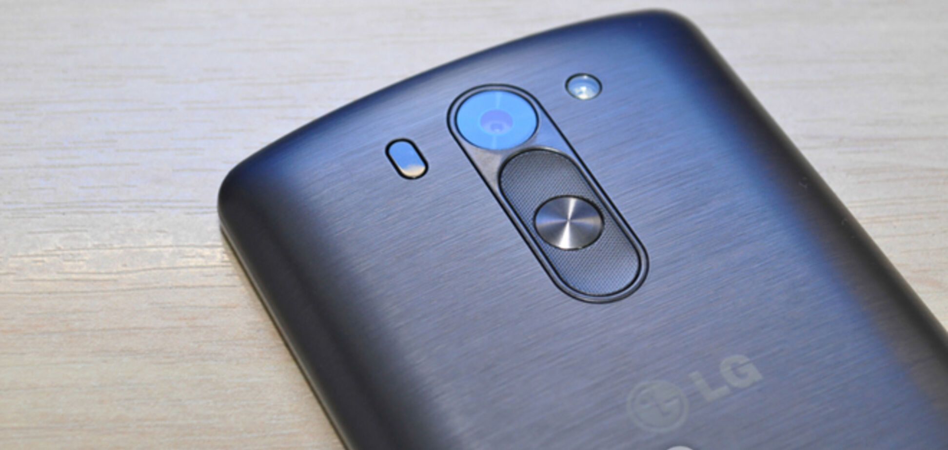 Смартфон LG G3s Dual: делать это сзади оказалось удобнее