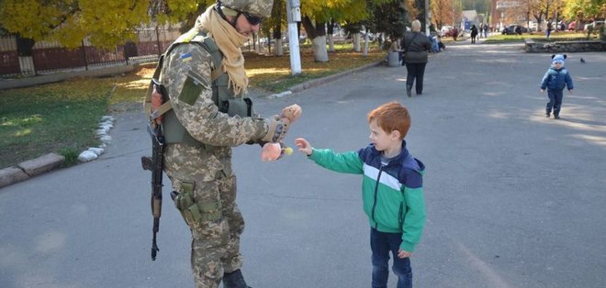 В Славянске военные с нашивками 'Укроп' раздавали детям игрушки
