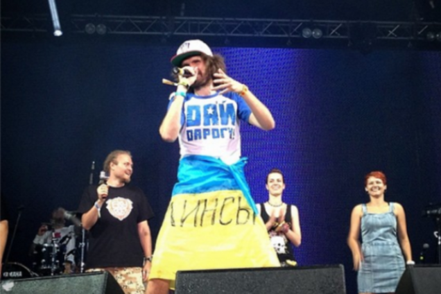 Рэпер Noize MC расплачивается за украинский флаг - его концерты массово отменяют