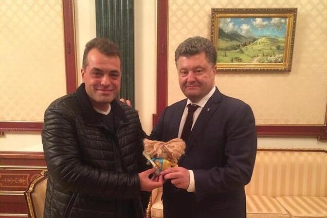 Порошенко обменялся подарками с 'киборгами' из донецкого аэропорта: опубликованы фото