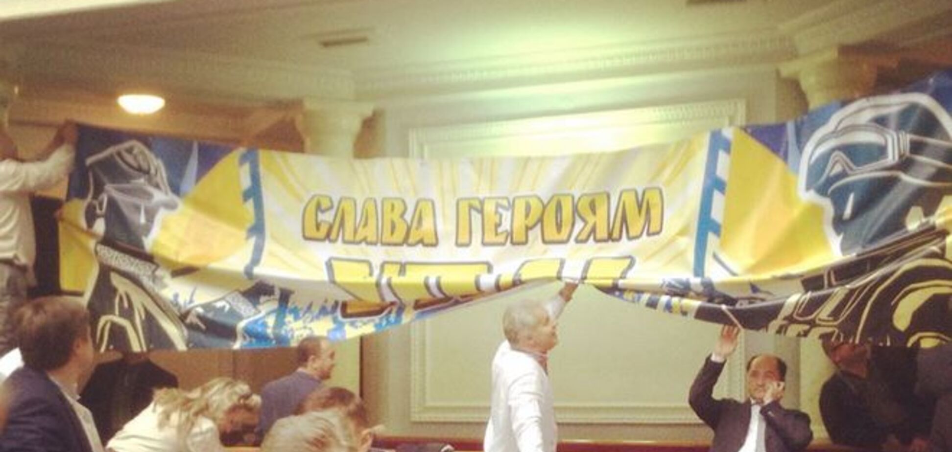 Депутати прикрасили сесійний зал ВР банером 'Слава героям УПА': опубліковано фото
