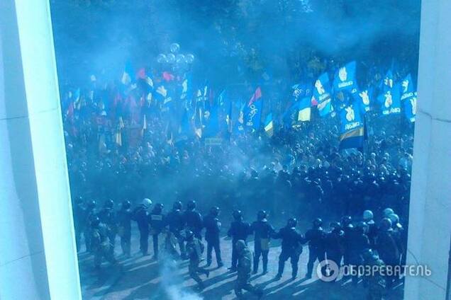 Турчинов закрыл заседание Рады из-за беспорядков у здания парламента