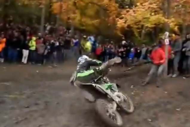 Гонщик на мотоцикле влетел в толпу 'стальных' зрителей
