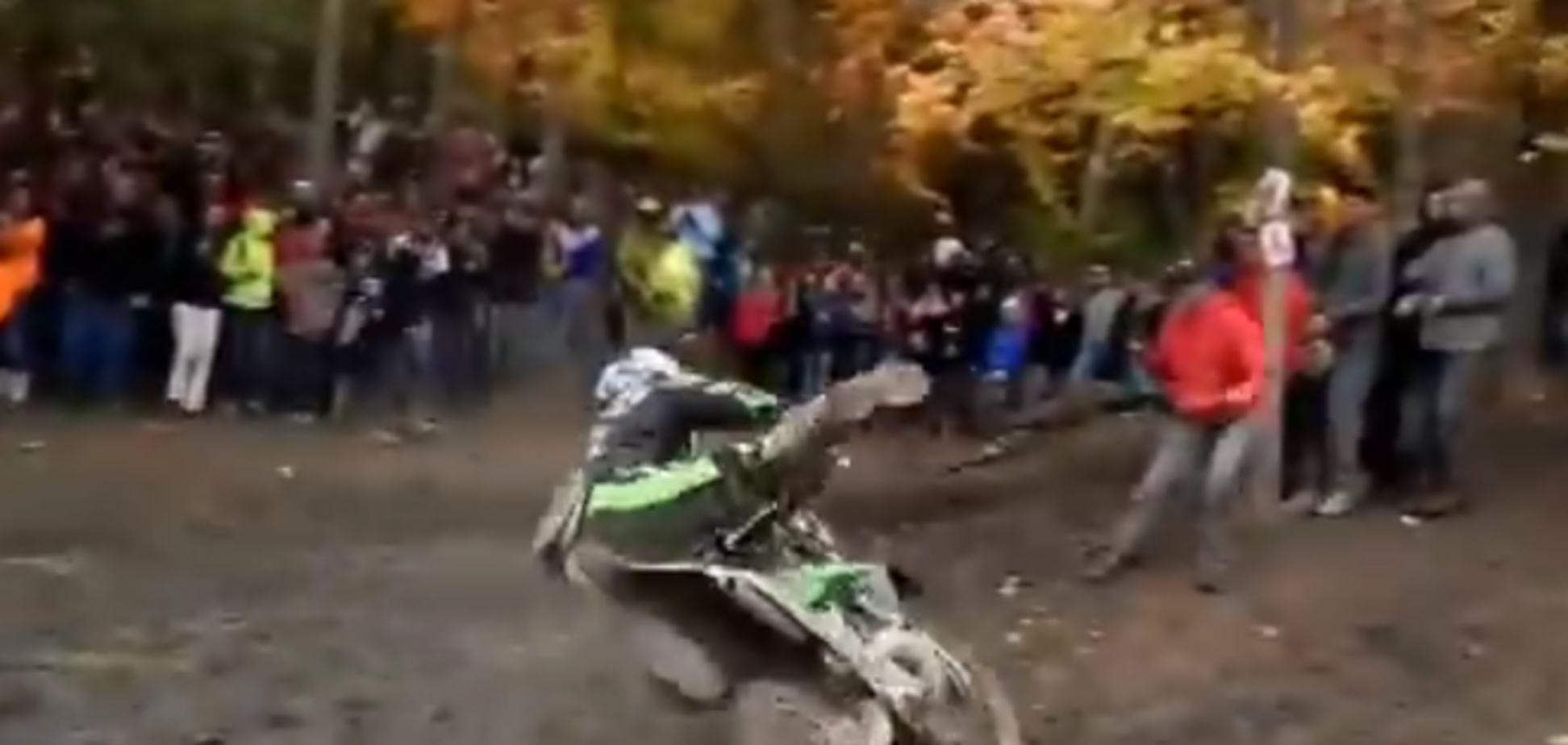 Гонщик на мотоцикле влетел в толпу 'стальных' зрителей